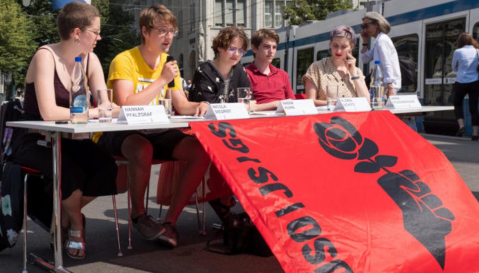 Anna Rosenwasser (ganz rechts) an der Lancierung des Nationalratswahlkampfs in Zürich. Bild: juso.org