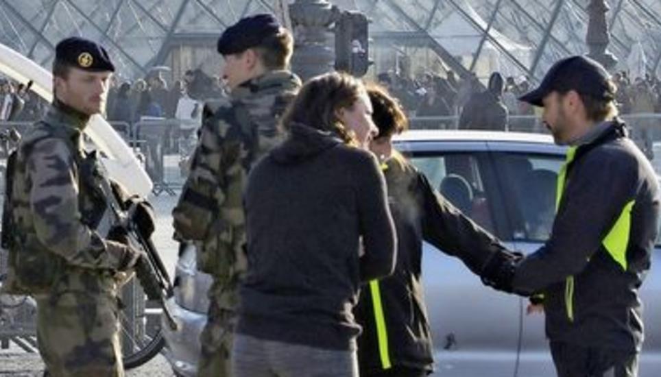 Soldaten patrouillieren nach den Anschlägen im Januar 2015 vor dem Louvre in Paris. Bild: Key