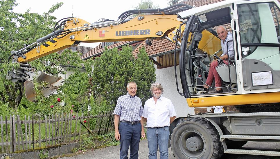 Pius Zehnder betätigte den Bagger, Bauherrenvertreter und Stiftungsrat des «Schönbühls» Edi Spleiss und Theo Deutschmann (von links) freut es, dass es mit dem Bau des Wohnheims für Demente in Herblingen endlich losgeht. Bild: Julia Leppin