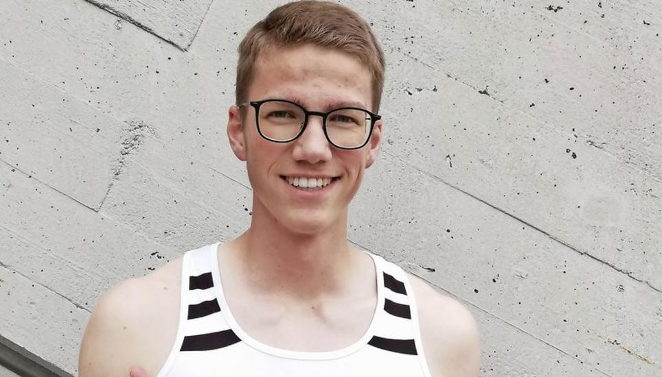 Daumen hoch: Nick Rüegg verfehlte am Munotmeeting seinen eigenen Rekord über 110 m Hürden nur ganz knapp. Bild: zvg