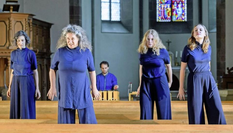 Hexen in Blau singen in der St.-Anna-Kapelle flüsternd das Hexeneinmaleins und tanzen zu Xylofon-Klängen. Bild: Michael Kessler