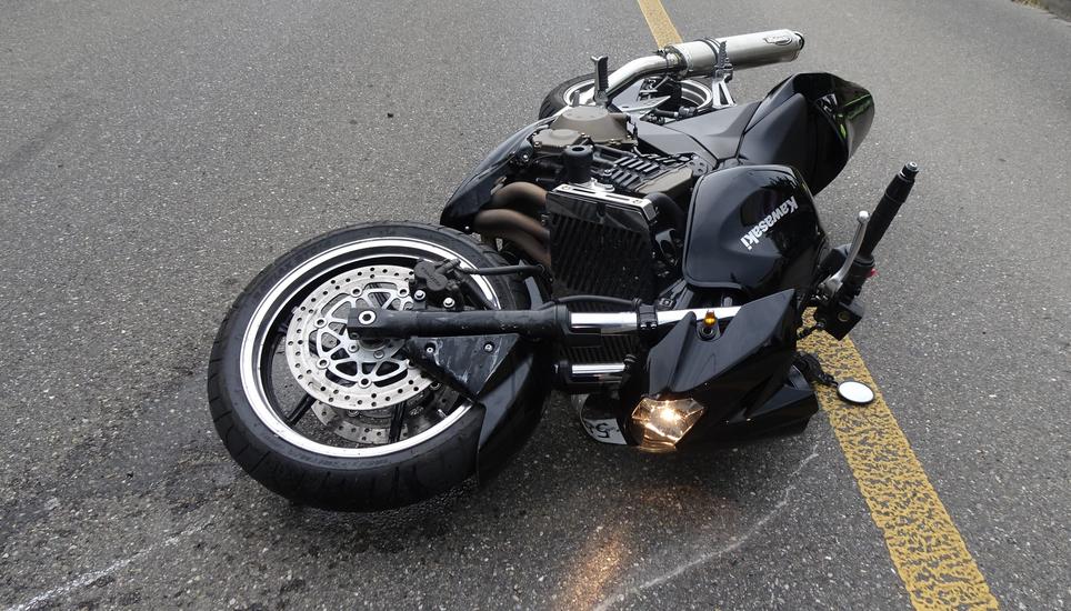Der Töfffahrer hat sich unbestimmte Verletzungen zugezogen. Bild: SHPol