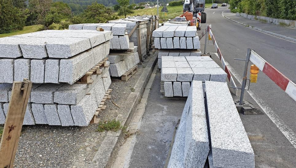Die Rand- und Wassersteine an der Windeggstrasse müssen ersetzt werden.
Bild: zvg