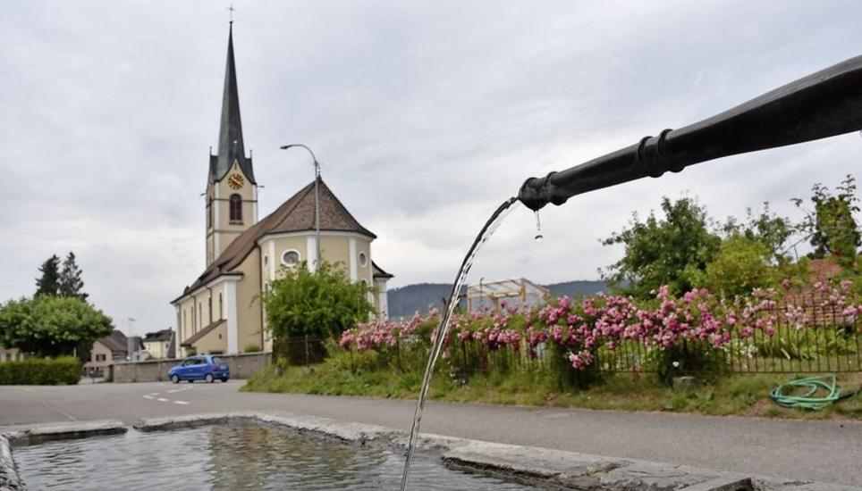 Nach der Trinkwasserverunreinigung holten einige Eschenzer an den Dorfbrunnen wie hier an der Alten Bahnhofstrasse, die stark betroffen war, Wasser. Bild: Darina Schweizer