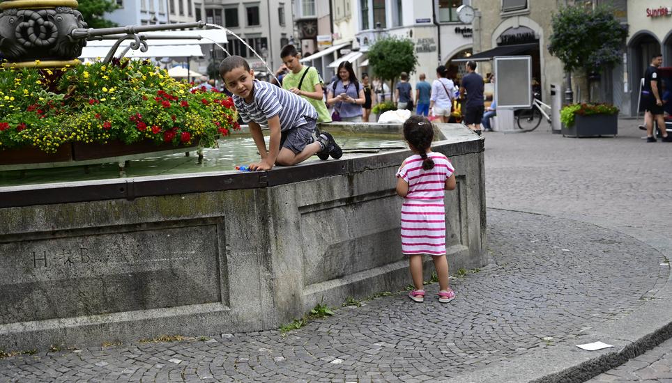 Gestreift macht das Spielen am Brunnen zwar nicht mehr Spass, aber man ist auf jedenfall modischer.