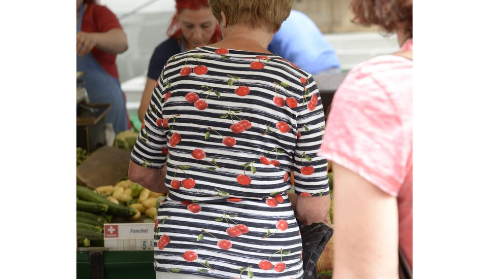 Im Streifenshirt mit Chriesi auf dem Markt.