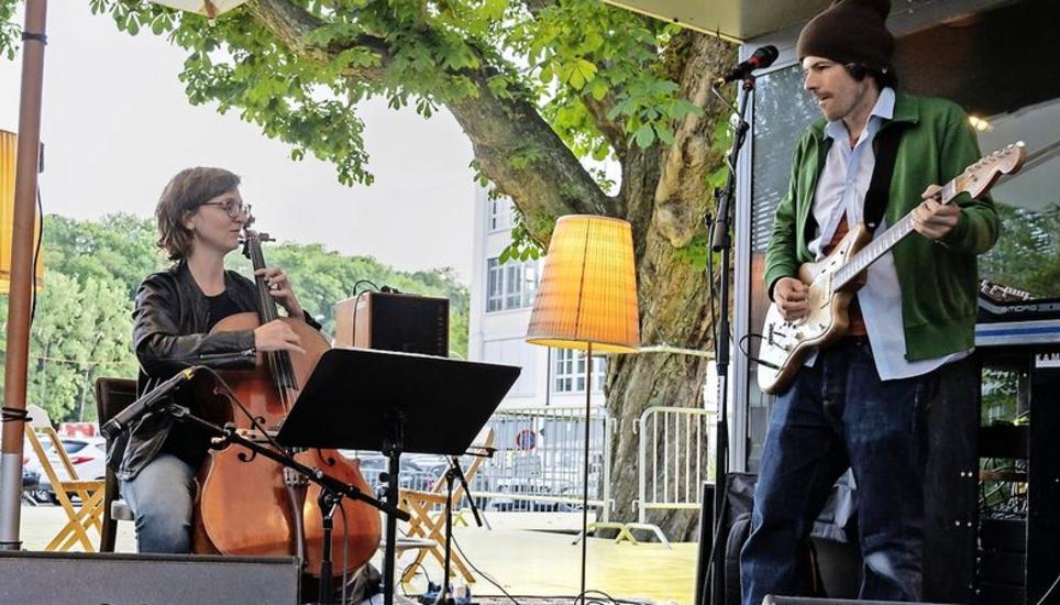 Dass Cello und E-Gitarre perfekt miteinander harmonieren können, bewiesen Isabella Fink und Pascal Gamboni auf der Akustikterrasse. Bild: Selwyn Hoffmann