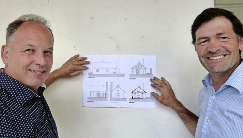 Die Steiner Stadträte Thomas Schnarwiler (l.) und Christian Gemperle informierten über das Projekt Schifflände. Bild: Ursula Junker