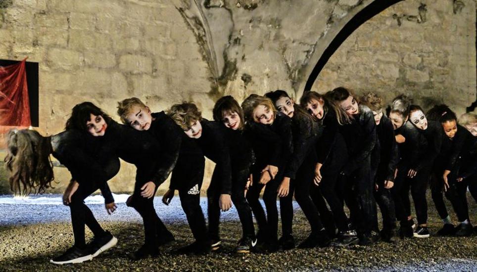 Die kleinen Munotvampire begeisterten mit geglückten Choreografien und schaurigen Schattenspielen. Bild: Selwyn Hoffmann