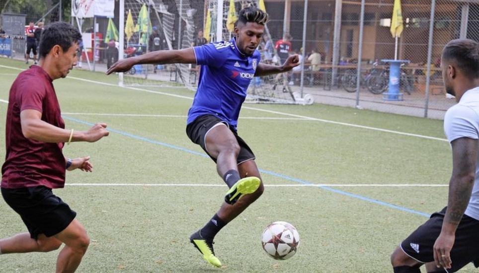 Auf dem Spielvi-Kunstrasen duellierten sich am Samstag acht Fussballteams beim Plausch-Fussballturnier, organisiert von der Jugendarbeit Schaffhausen. Bilder: Corina Fendt