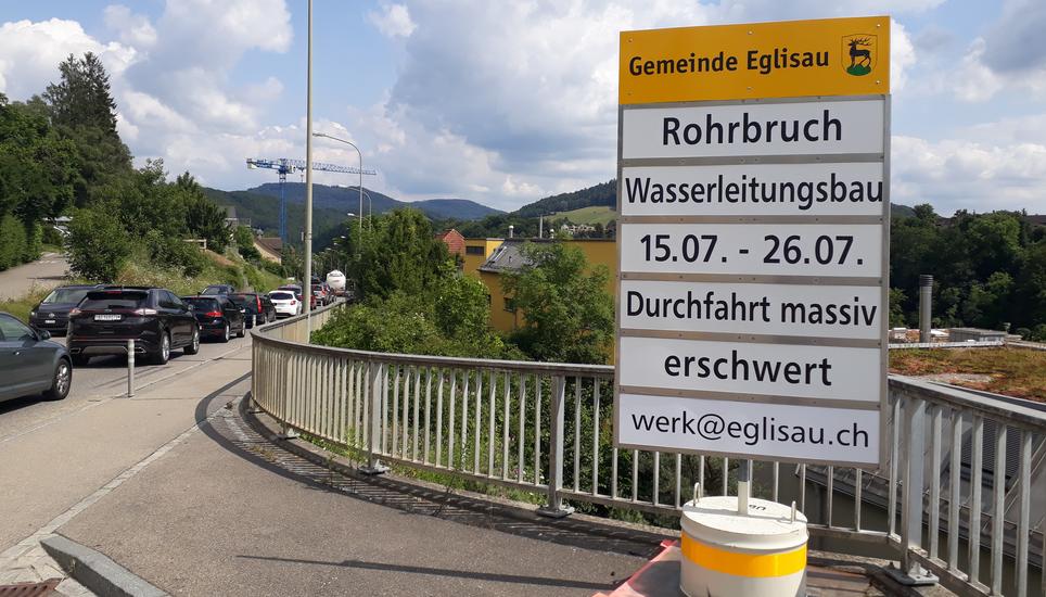 Vor der Ortseinfahrt wird auf die Baustelle aufmerksam gemacht. Bild: RM