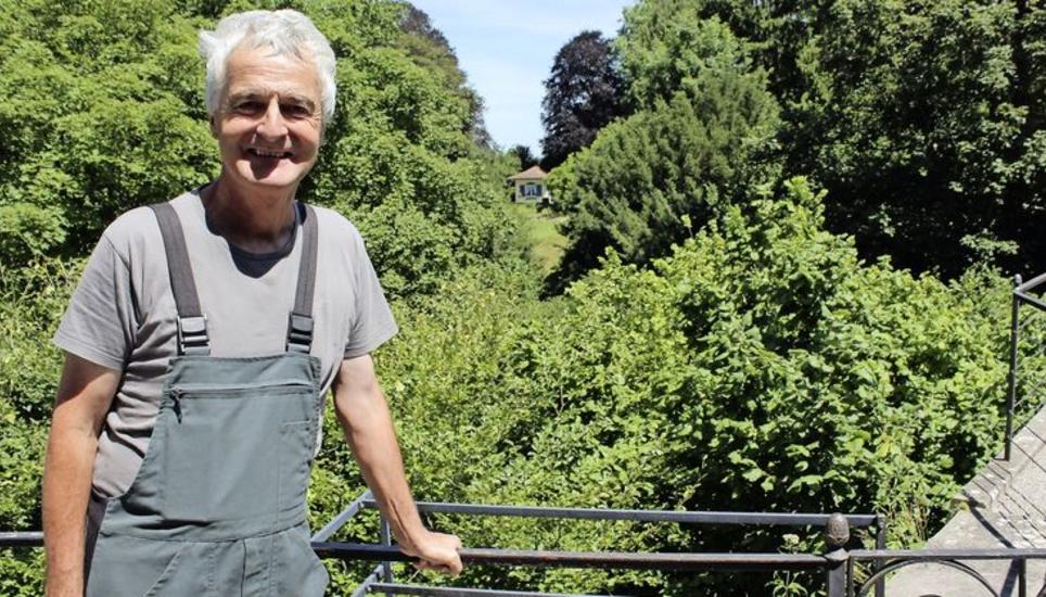 Christian Rüegsegger ist seit 30 Jahren Gärtner im Schlosspark Andelfingen. Gleich zu Beginn des Parks offenbart sich ein «wichtiges Gestaltungsmerkmal» des Parks – die freie Sicht über eine Buche hinweg zum 1854 erbauten Pavillon, der am Ende des Schlossparks steht. Bild: Stefan Salzmann