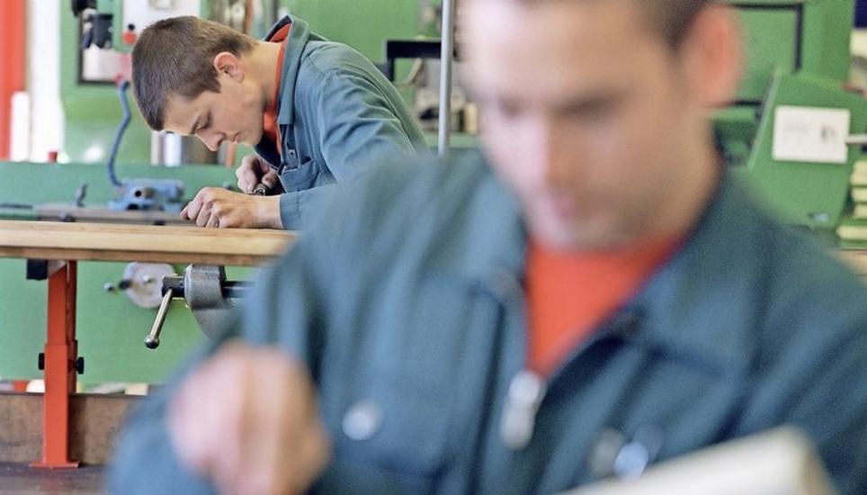 Die klassische berufliche Grundausbildung (im Bild: Maschinenschlosser) ist im Kanton Schaffhausen bei den Schulabgängern nach wie vor hoch im Kurs. Bild: Key