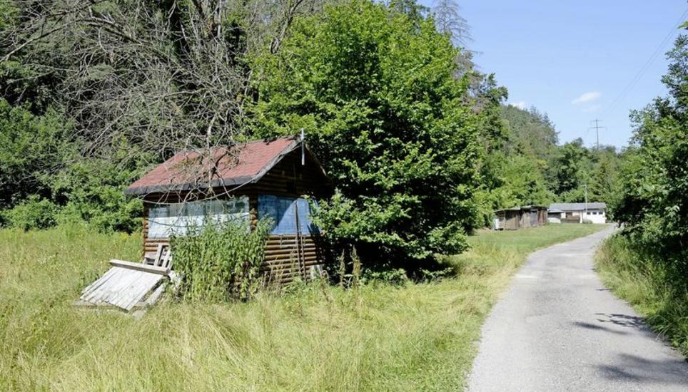 Auf dem Grundstück im Vordergrund hätte die Pfadihütte gebaut werden sollen. Das Obergericht hat nun aber die Baubewilligung aufgehoben. Im Hintergrund zu sehen: Das Klubhaus der Sportschützen Munot im Brandtobel in Herblingen. Bild: Selwyn Hoffmann