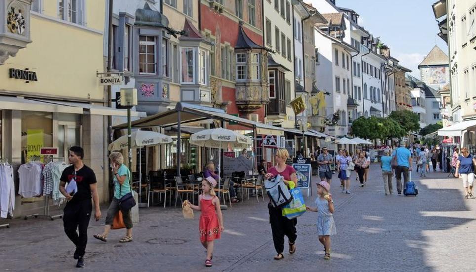 Die Schaffhauser Altstadt soll lebendig sein wie hier auf dem Bild – damit das bleibt, brauche es einen City-Manager, sagt Immobilienfachmann Daniel Schlehan. Bild: Selwyn Hoffmann