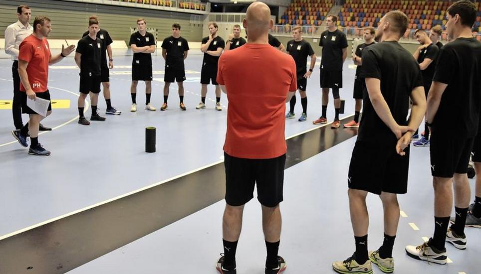 Trainer Petr Hrachovec (l., rotes Shirt) und Manager David Graubner (weisses Hemd) begrüssen das Team zum Trainingsstart. Bilder: P. Hagen
