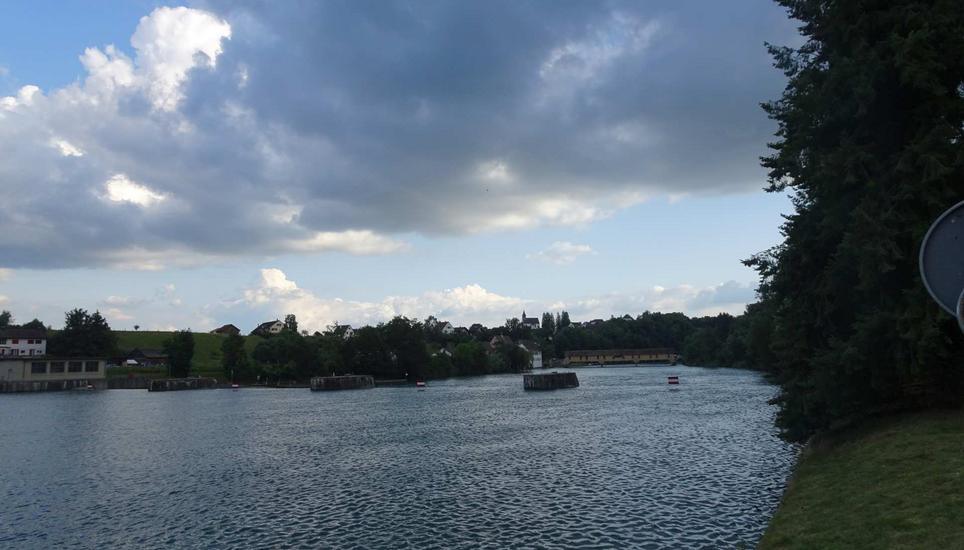 Sie konnte oberhalb des Kraftwerks Rheinau auf der deutschen Rheinseite geborgen werden. Ein Notzarzt konnte nur noch den Tod feststellen.
