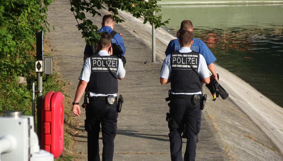 Mehrere Einsatzkräfte waren auf der Suche nach einer vermissten Person, die bei Altenburg in den Rhein gefallen sein soll. Bilder: Uwe Kaier/FFW-Jestetten