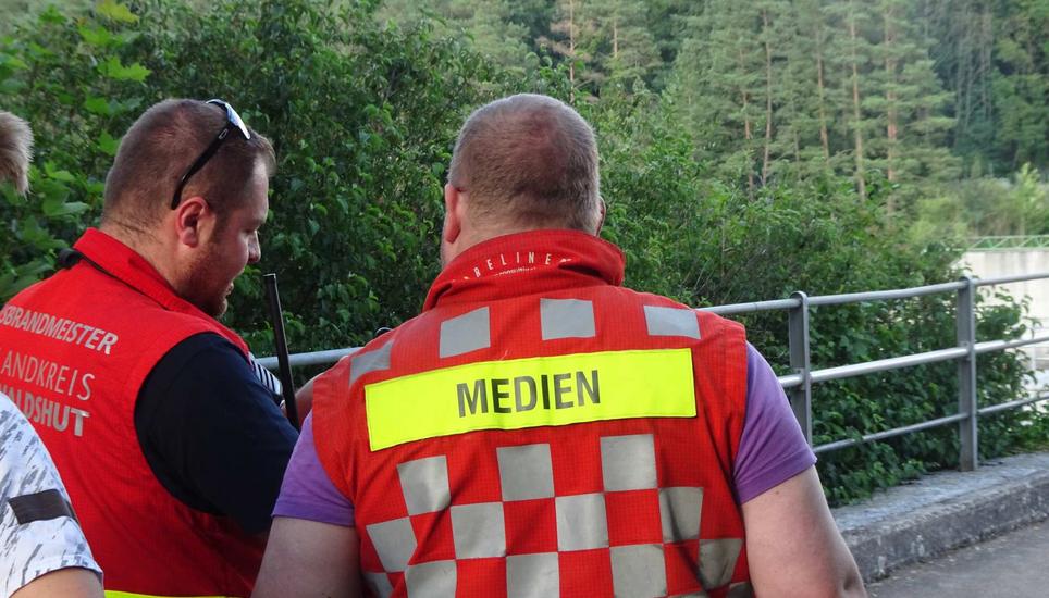 Die freiwillige Feuerwehr Jestetten rückte mit insgesamt drei Fahrzeugen an.