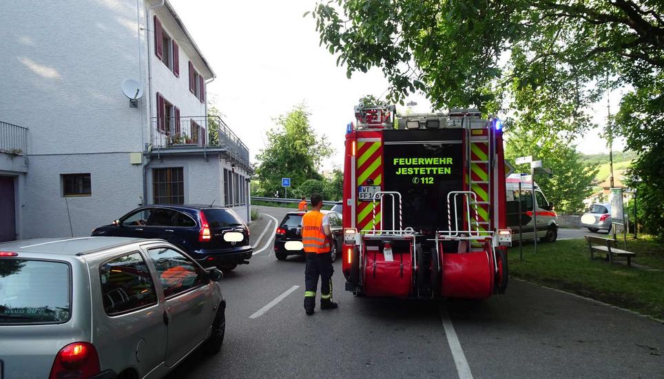 Die freiwillige Feuerwehr Jestetten regelte den Verkehr an der Kreuzung.