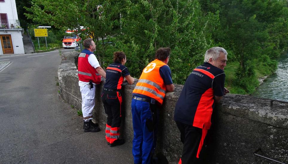 Rettungskräfte des Roten Kreuzes - mit der roten Weste: Der Notarzt.