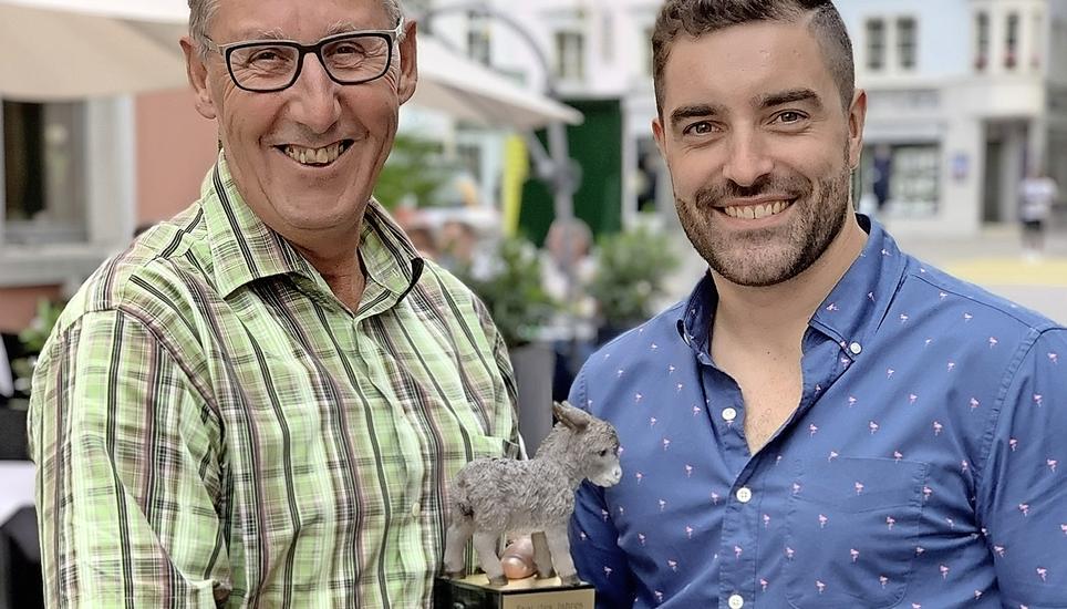 Zunftmeister Beat Wyss (rechts) gratuliert dem neuen Würdenträger Paul Freimüller zum Gewinn der Auszeichnung «Esel des Jahres 2019». Bild: zvg/Valentino Russo