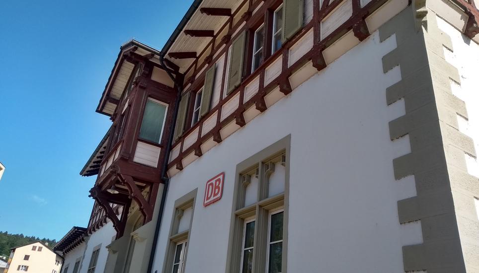 Der Badische Bahnhof in Neuhausen kann für 950'000 Franken gekauft werden. Zur Immobilie gehören Schalterhalle, Warteräume und zwei Wohnungen. Bild: Radio Munot