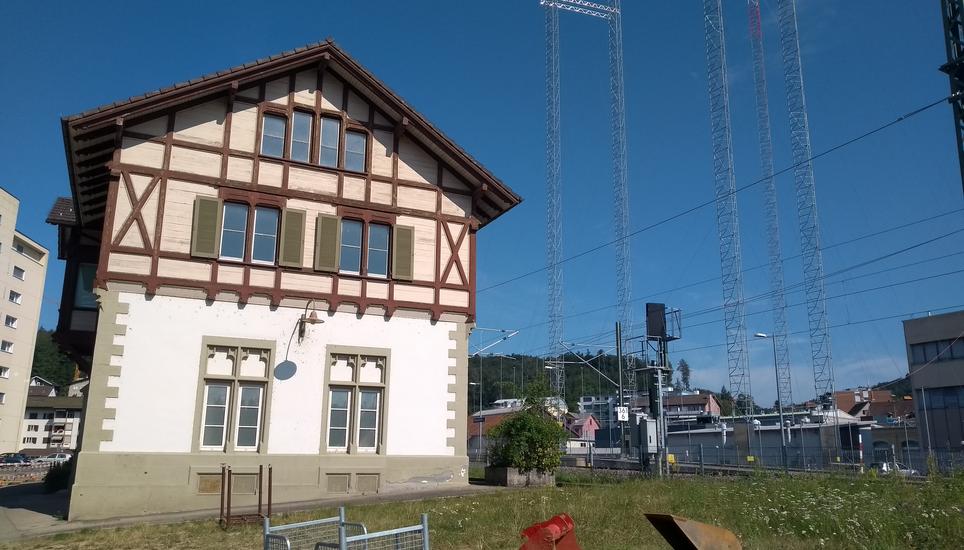 Der Badische Bahnhof in Neuhausen kann für 950'000 Franken gekauft werden. Zur Immobilie gehören Schalterhalle, Warteräume und zwei Wohnungen. Bild: Radio Munot