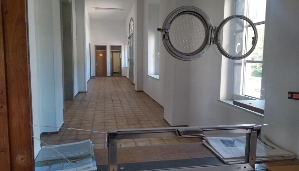 Der Badische Bahnhof in Neuhausen kann für 950'000 Franken gekauft werden. Zur Immobilie gehören Schalterhalle, Warteräume und zwei Wohnungen. Bild: Radio Munot