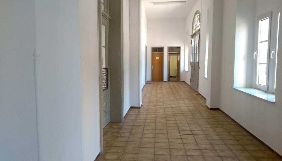 Der Badische Bahnhof in Neuhausen kann für 950'000 Franken gekauft werden. Zur Immobilie gehören Schalterhalle, Warteräume und zwei Wohnungen. Bild: Radio Munot