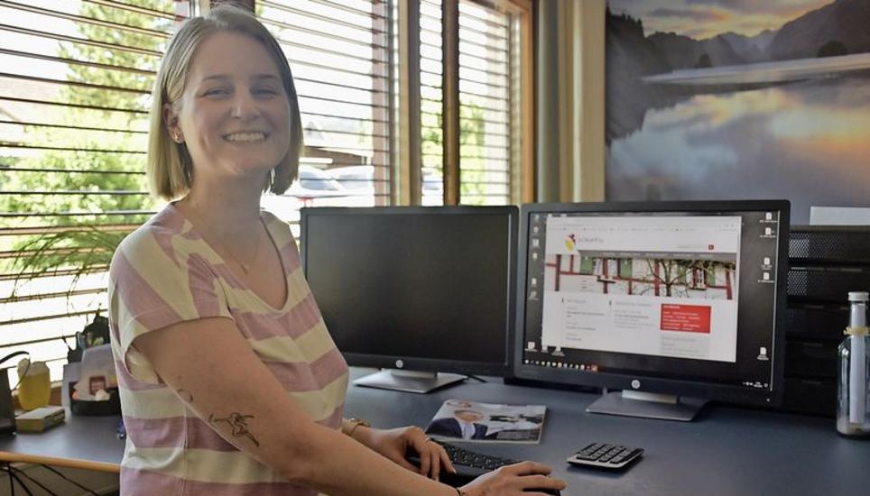 Sie bestückt die neue Webseite: Gemeindeschreiberin Geraldine Strehler. Bild: Darina Schweizer