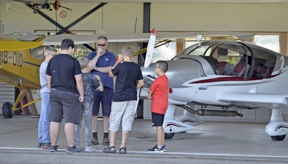 Albert Studerus von der Segelfluggruppe Schaffhausen erklärte den Jugendlichen die Funktionsweise eines Flugzeugs. Bild: Andreas Grossmann