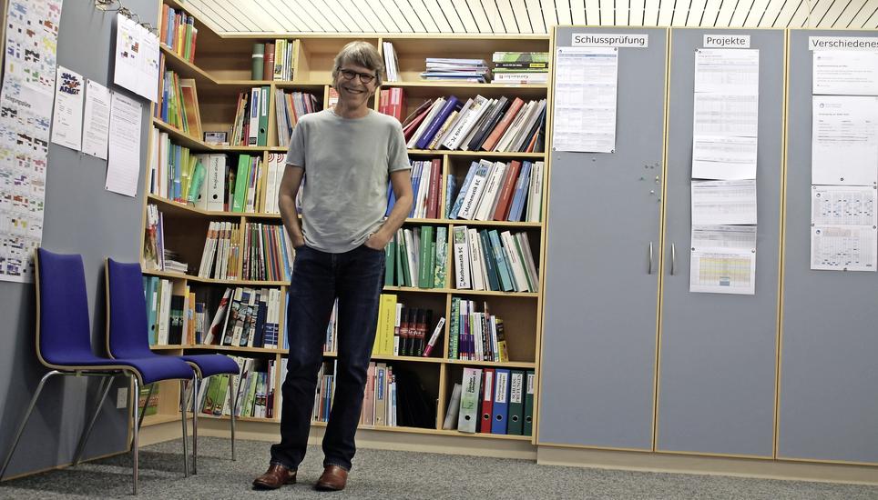 Hans Wegmann wechselte in seinem Leben nie den Arbeitsplatz. 41 Jahre lang war er an der Sekundarschule Uhwiesen als Lehrer und Schulleiter angestellt. Bild: Sonja Werni