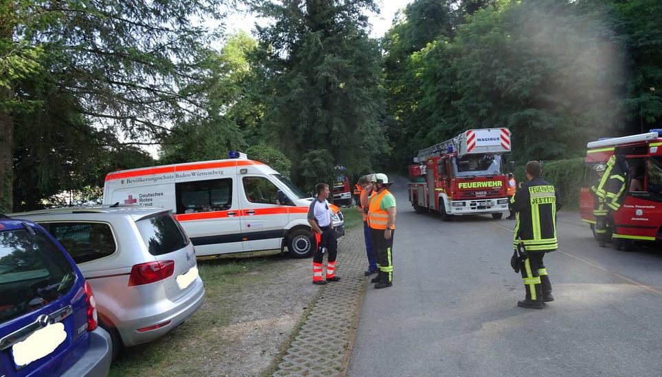 Die freiwillige Feuerwehr Jestetten rückte mit der gesamten Mannschaft an.