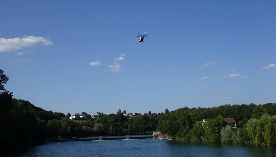 Dabei handelte es sich um zwei Kanus, die mit mehreren Brettern zusammengebunden waren und auf dem Rhein trieben.