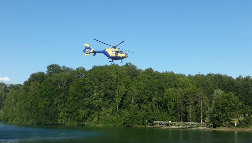 Der Rettungshubschrauber AAA, Lions 1 suchte das Wasser aus der Luft ab.