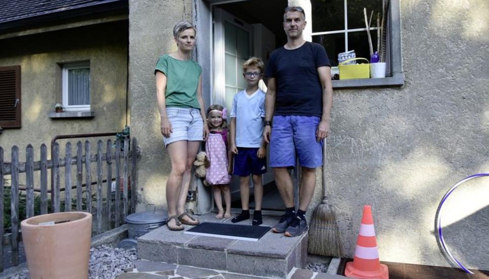 Sind ohne eigenes Verschulden mit hohen Kosten konfrontiert: Familie Knoth mit Mutter Nadine, Tochter Anna, Sohn Lennard und Vater Patrick vor ihrem Haus an der Hochstrasse in der Stadt Schaffhausen. Bild: Daniel Jung