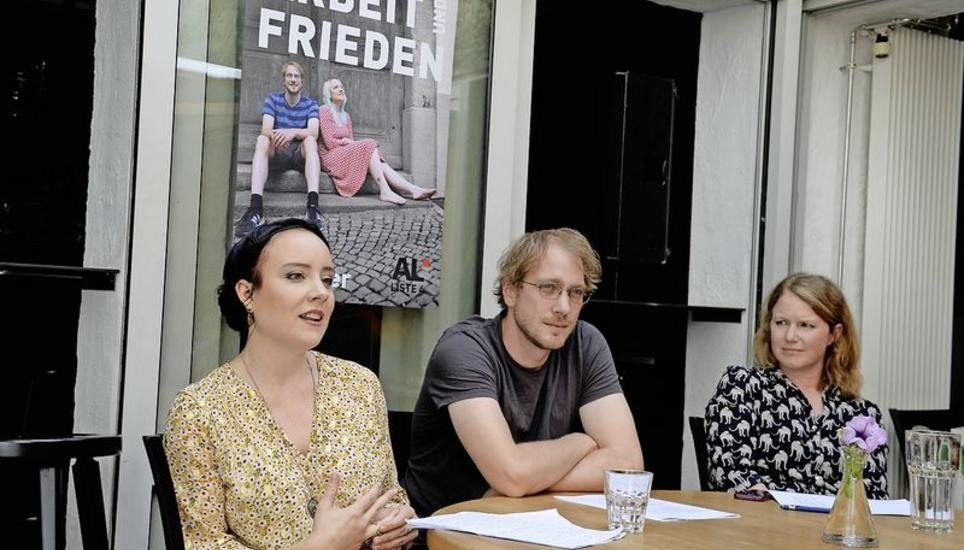 Vier-Tage-Woche, Verbot von Kriegsmaterialexport, unentgeltliche Kinderbetreuung und Arbeit für alle: Anna Naeff (l.), Thomas Leuzinger, Angela Penkov. Bild: Selwyn Hoffmann