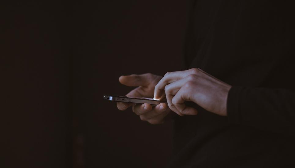Telefonbetrüger rufen meist unterdrückt oder mit der Polizei-Notfallnummer an und sprechen vermehrt Hochdeutsch. Symbolbild: Pixabay