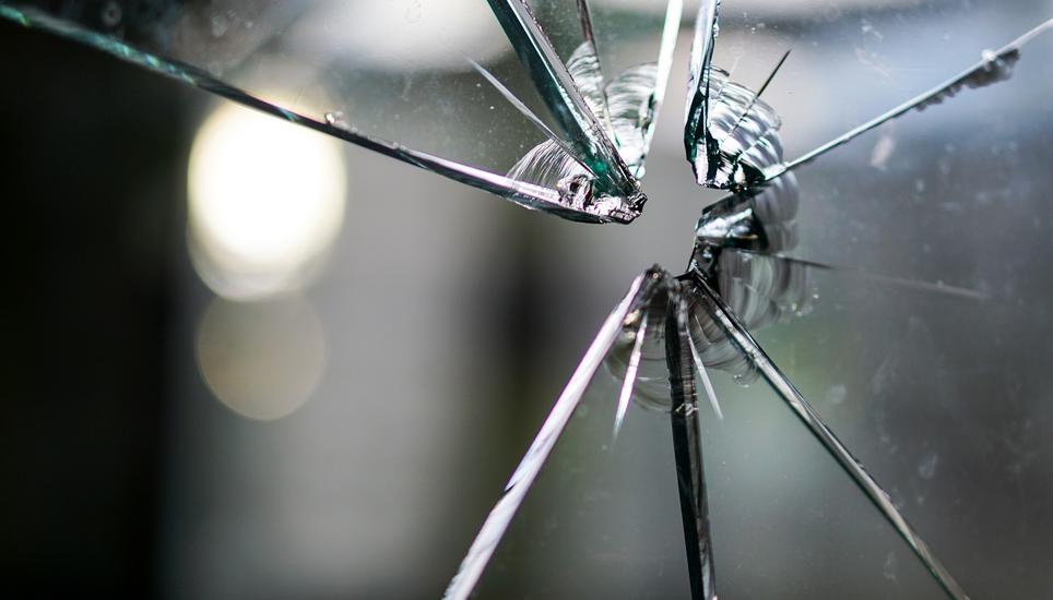 Die Täter haben eine Scheibe des Vereinsheims eingeschlagen. Symbolbild: Pixabay