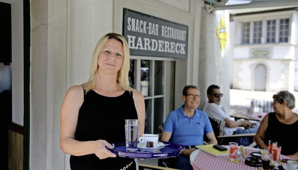 Die gebürtige Walliserin Patricia Ballay ist die neue Wirtin im «Hardereck». Ihr Konzept, um jüngere Gäste anzulocken: Schlagermusik. Bild: Selwyn Hoffmann