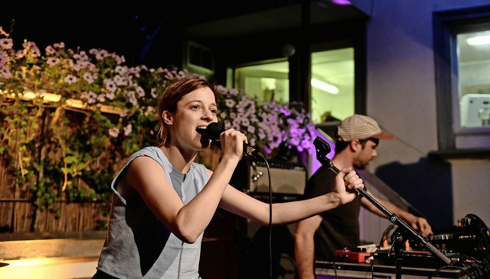 Die Schaffhauser Slam Poetin Lara Stoll zeigte sich am Freitagabend von ihrer musikalischen Seite. Bild: Selwyn Hoffmann