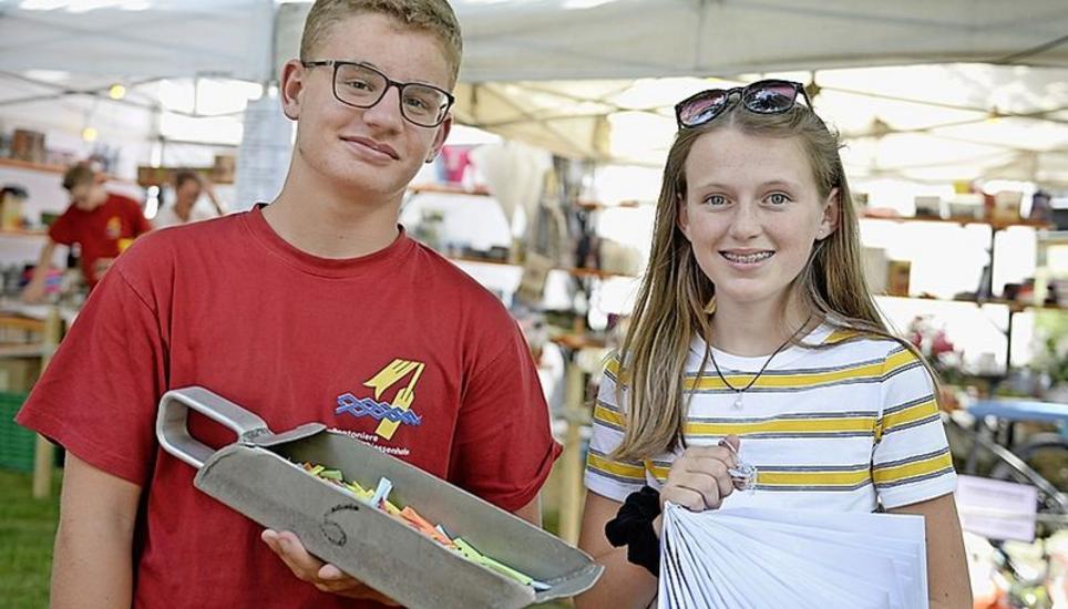 Zum Losglück an der grossen Tombola verhalf der Jungpontonier Nicola Russo zusammen mit Julia Rusterholz.