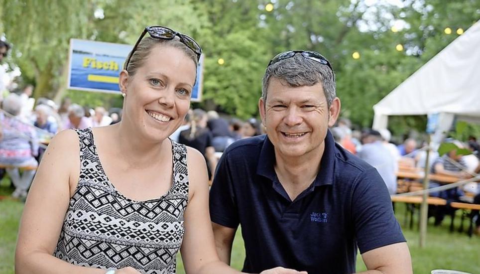 Genüsslich genehmigte sich Christina Schwendener mit ihrem Vater Peter Bräm eine Portion gebratenen Fisch.