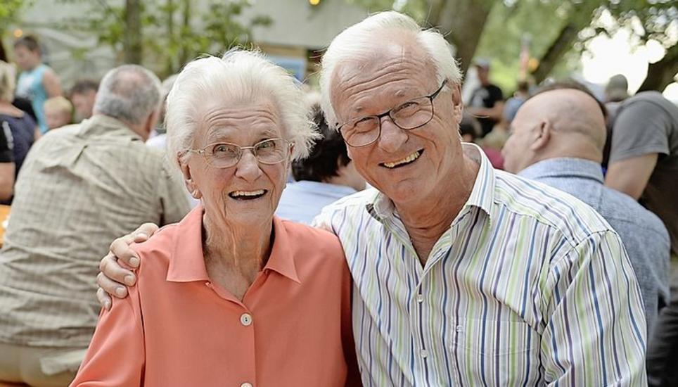 Für den Fischschmaus am Pontonierfest holte Sohn Arthur seine Mutter Maria Lienhard aus dem Altersheim ab.