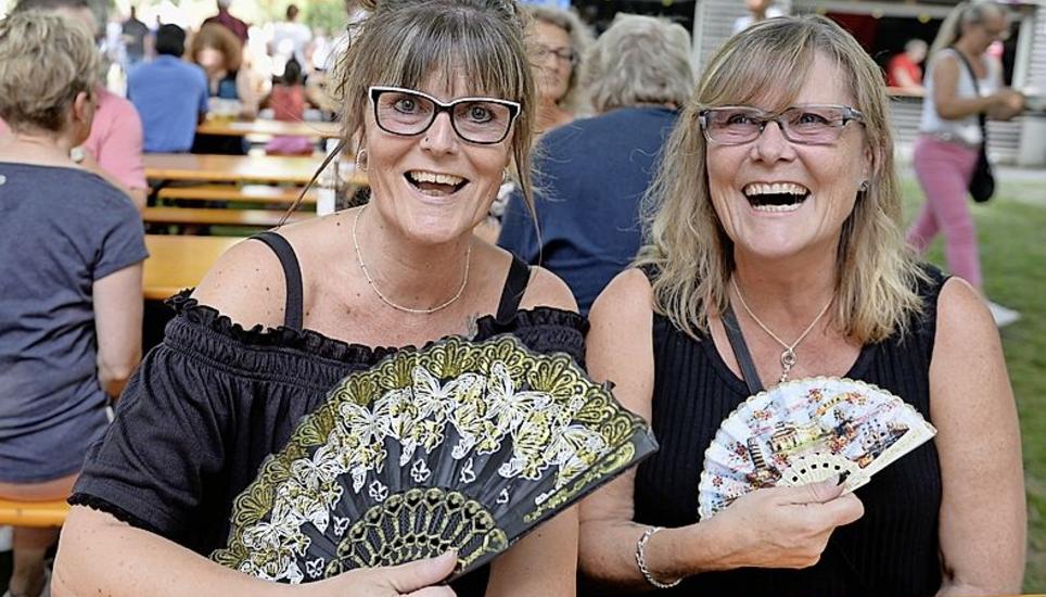 «Das Rheinfest ist einfach legendär», waren sich die Schwestern Petra (l.) und Sandra Lythgoe einig.