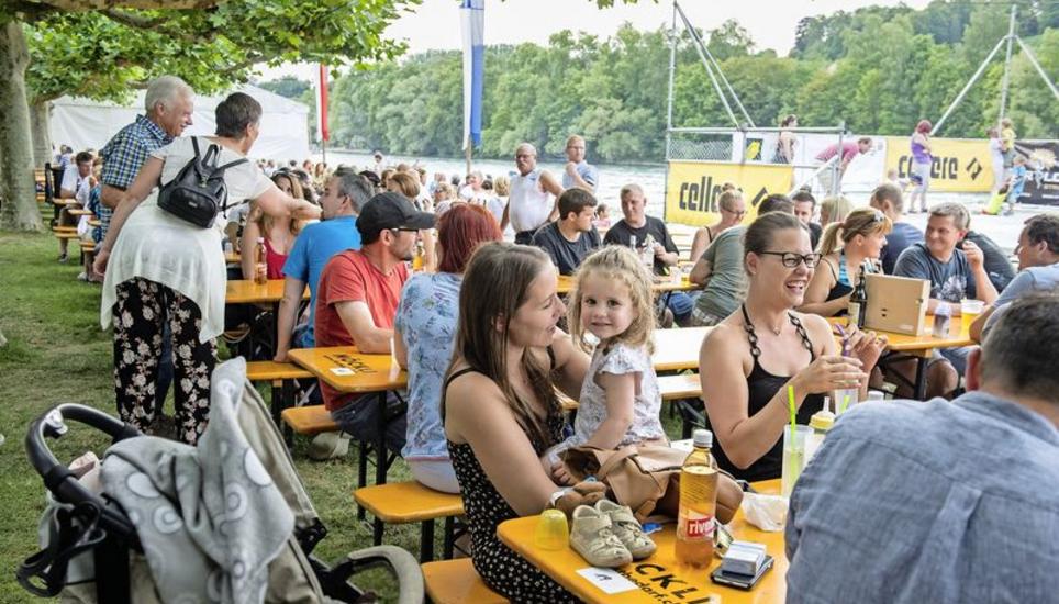 Die Gemütlichkeit vor der grossen Party mit Liveband lockte schon nachmittags viele Gäste ans Ufer des Rheins.