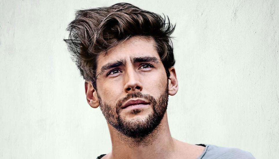 Alvaro Soler hat schon drei Sommerhits gelandet. Nun kommt er nach Schaffhausen und tritt am «Stars in Town» auf. Bild: zvg/Ben Wolf
