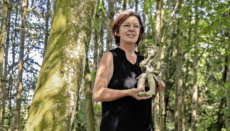Karin Bär mit ihrer Elfe
im Ramsemer Waldstück
«Wolfsrüüti». Mystisch
erlebte sie als Kind auch den Schwarzwald. Dort suchte sie nach Hexenhäuschen.
Bild Selwyn Hoffmann