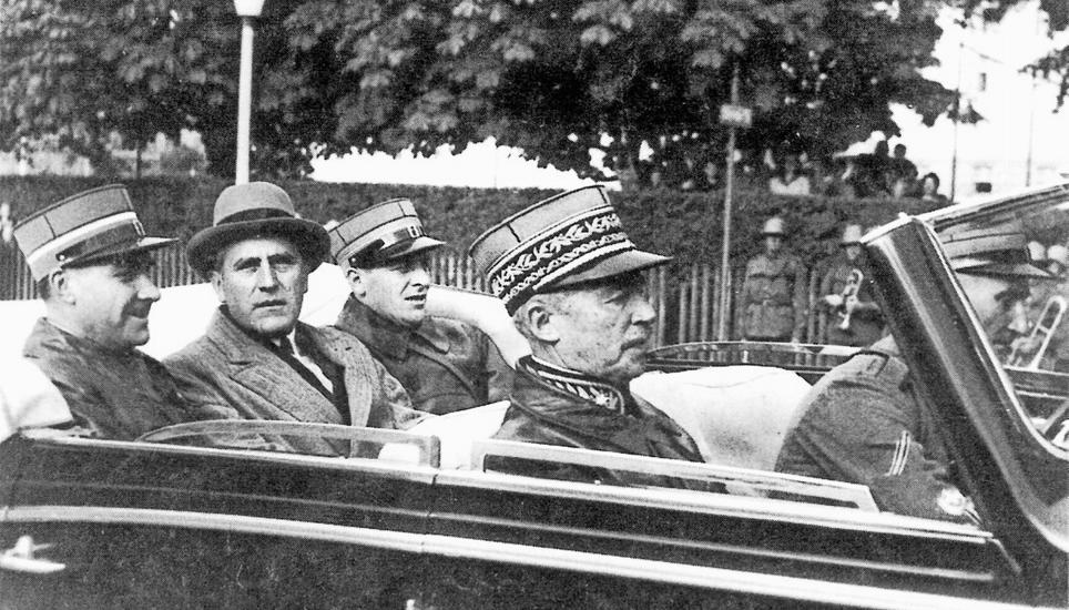 Vorne im Fahrzeug General Guisan, hinter ihm Hauptmann Paul Meyer (in Zivilkleidung) sowie zwei Offiziere vom Stab des Generals. Bilder: Privatbesitz